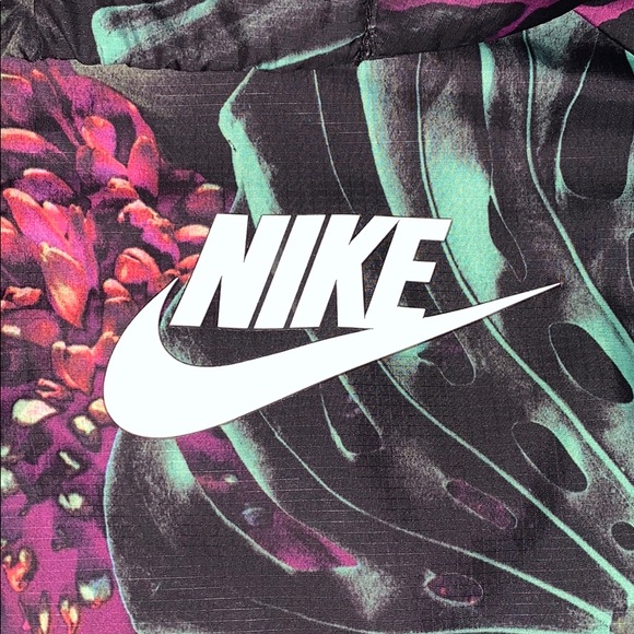 Nike Wind Breaker. - Picture 2 of 2